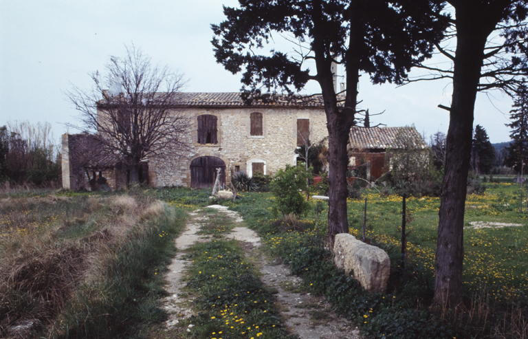 Façade antérieure, vue d'ensemble.