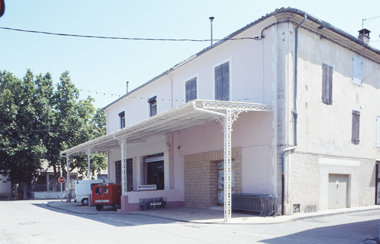 Débit de boissons, actuellement garage. Vue de volume prise du sud-ouest.