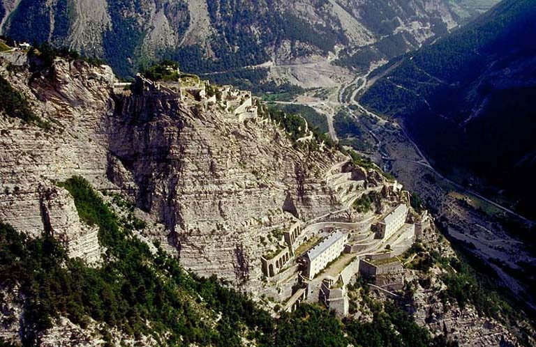 Vue aérienne prise de l'ouest. A gauche, fort supérieur. Plus bas à droite, le fort moyen.