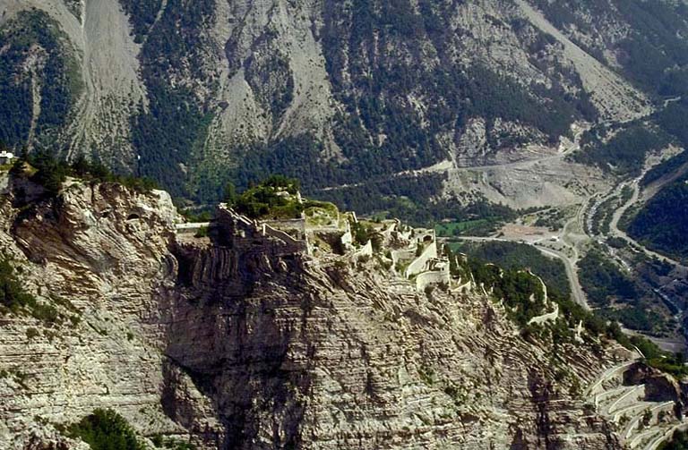 Vue aérienne prise du sud-ouest. Le fort supérieur et les rampes.