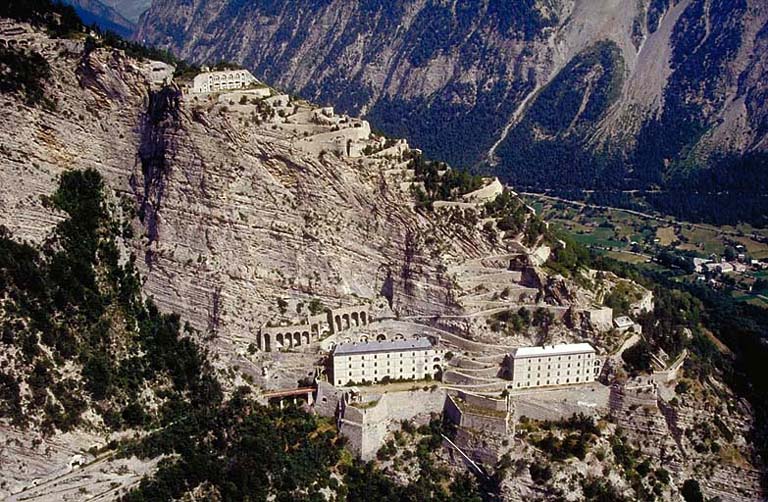 Vue aérienne prise du sud. Vue arrière du fort supérieur et du fort moyen.