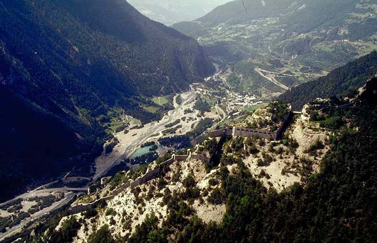 Vue aérienne prise du nord-nord-est. A droite, le fort supérieur.