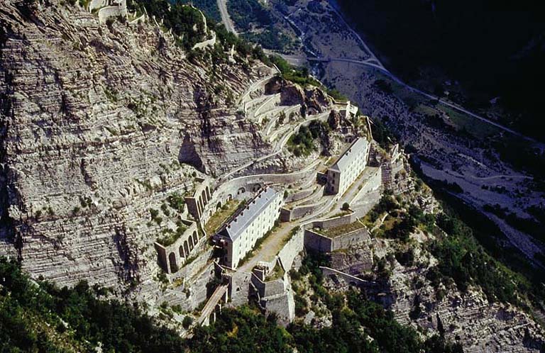 Vue aérienne partielle du fort moyen prise de l'ouest.