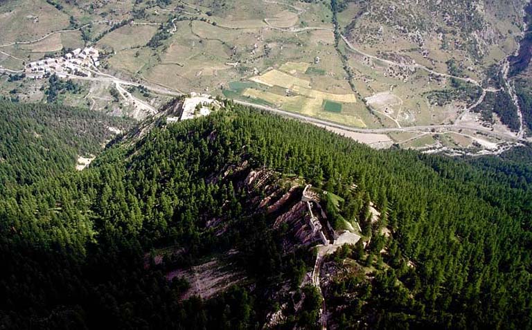 Vue aérienne prise du sud. Derrière et en contrebas, l'ouvrage de Roche la Croix et le village de Meyronnes.