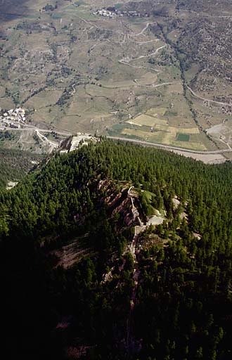 Vue aérienne prise du sud. Derrière et en contrebas, l'ouvrage de Roche la Croix et le village de Meyronnes.