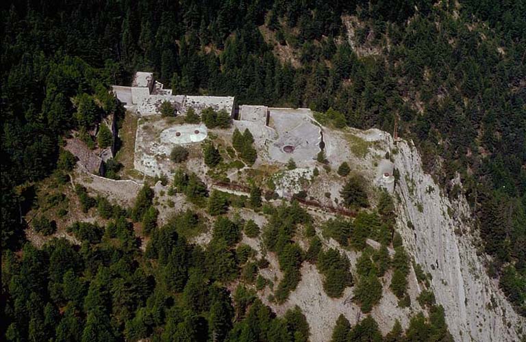 Vue aérienne prise du sud-est sur l'avant de l'ouvrage.