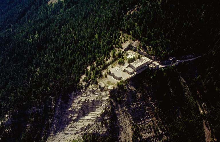 Vue aérienne prise du nord-nord-est. De bas en haut : bloc 6 (observatoire), bloc 5 (casemate et tourelle d'artillerie), bloc 4 (observatoire).