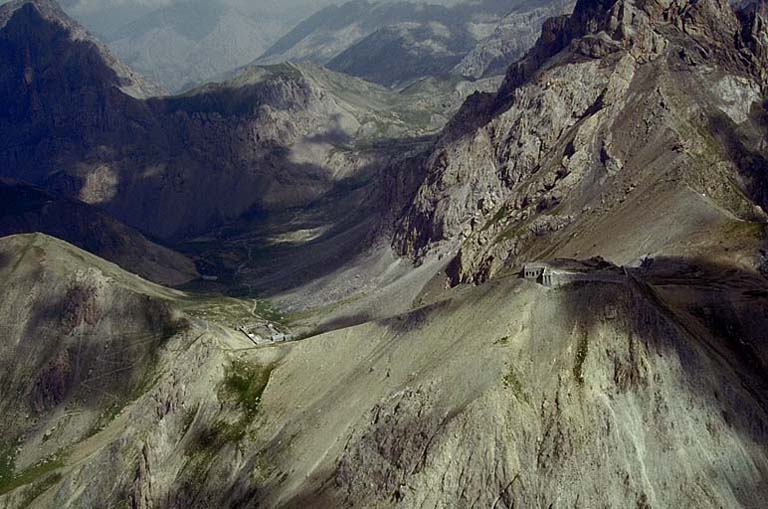 Vue aérienne prise du sud-ouest. A gauche, sommet de la Meyna. Au fond, le col de Portiola. A droite, pente de la tête de Sautron.