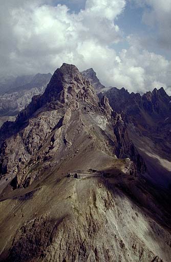 Vue aérienne prise du sud. Derrière, sommet de la Meyna.