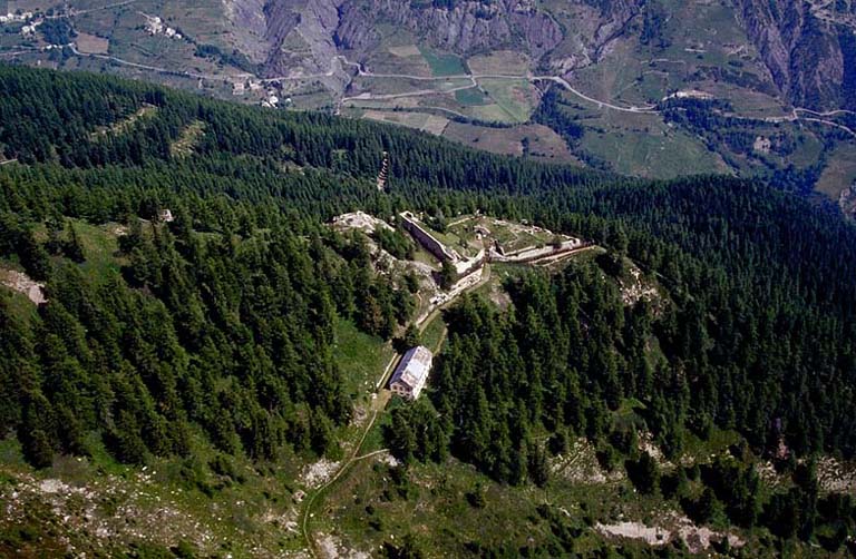 Vue aérienne prise du sud-ouest. A l'arrière plan, montée du col de Vars.