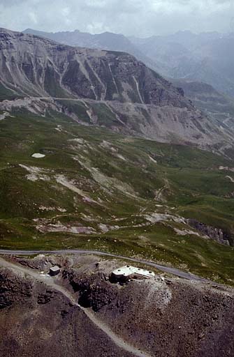 Vue aérienne prise du sud-ouest. Au premier plan, le bloc 2. Derrière, en contrebas, le bloc 1 (entrée réduite).