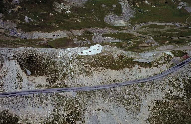 Vue aérienne prise de l'est. En dessous, la route D 64.