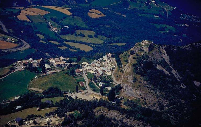 Le village et le fort. Au premier plan, en bas, redoute de Chaudon. Vue aérienne rapprochée prise du sud-est.