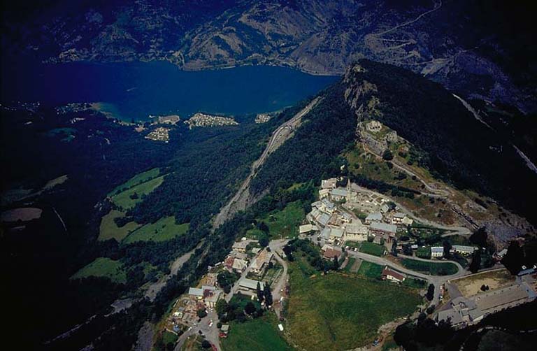 Le village et le fort. Au premier plan, en bas, redoute de Chaudon. Vue aérienne rapprochée prise du sud-est.