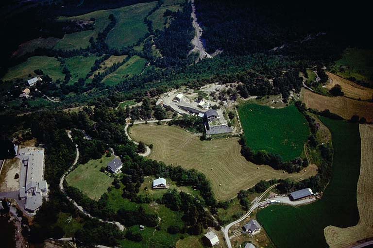 Vue aérienne d'ensemble prise de l'ouest.