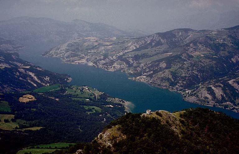 Vue aérienne générale du fort et du village prise du sud-est. En arrière, branche sud du lac de Serre-Ponçon.