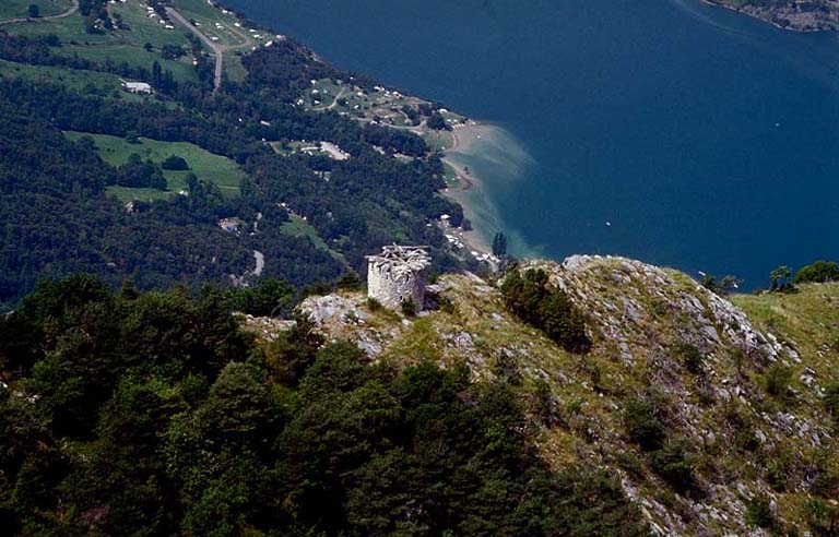 Vue aérienne prise du sud-est. En arrière, branche sud du lac de Serre-Ponçon.