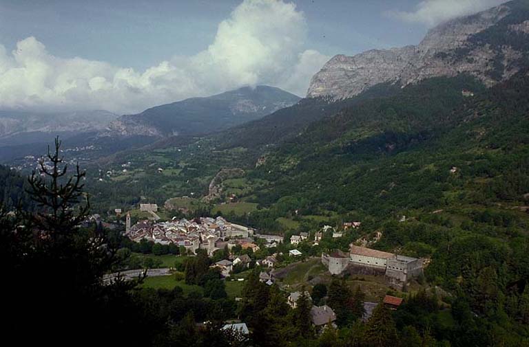 Vue générale prise du nord-est depuis la route du col des Champs. Au centre, en bas, le fort de Savoie. A l'arrière-plan, les falaises de la Barre du Puy.