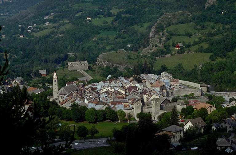 La ville vue du nord-est depuis les lacets de la route du col des Champs.