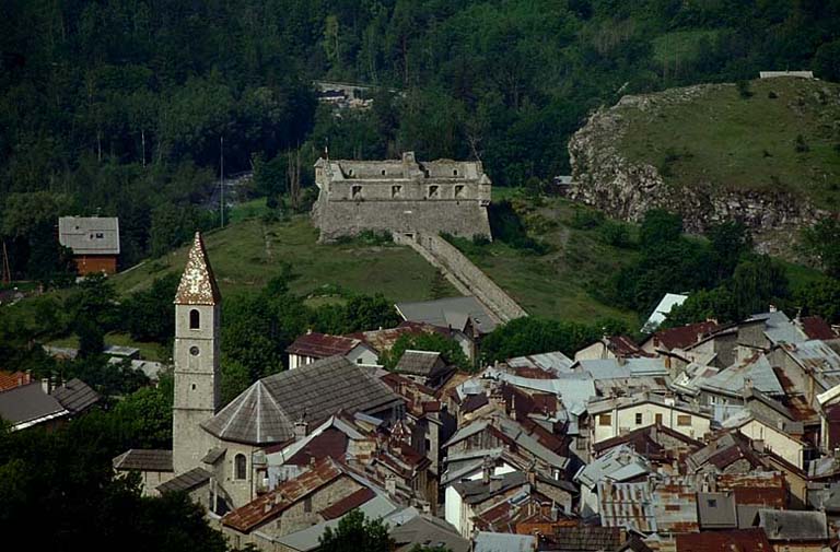 Vue de la partie sud de la ville prise du nord-est depuis les lacets de la route du col des Champs. En arrière, le fort de France. (Moitié gauche d'un assemblage panoramique).