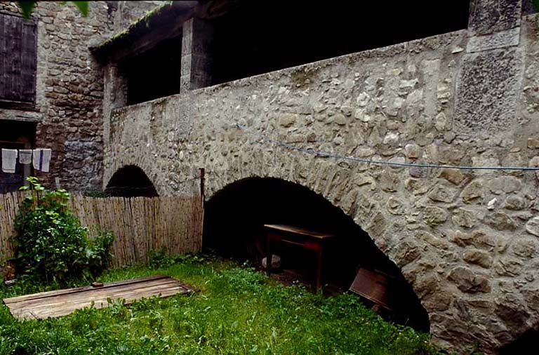 Partie sud. Vue du revers de la muraille, avec le chemin de ronde sur arcs en décharge.