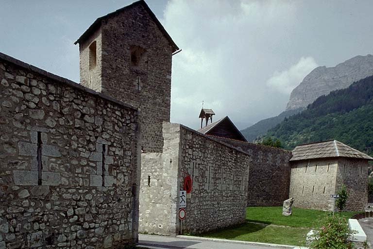 Front nord, vue partielle prise vers le nord-ouest. A gauche, réduit et tour de gauche de la porte de Savoie. A droite, tour Saint-Joseph.