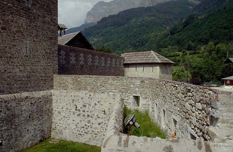 Porte de Savoie. Détail de la crête d'infanterie de gauche du réduit. A gauche, tour de gauche et, à droite, tour Saint-Joseph.