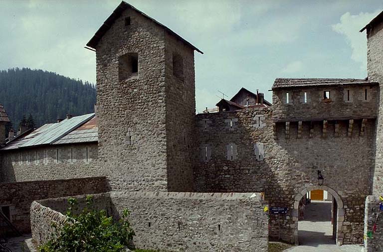 Porte et avant-porte de Savoie prises de face depuis le réduit.