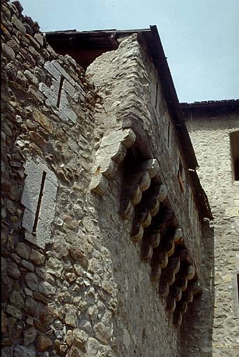 Porte de Savoie. Galerie de mâchicoulis et flanc droit de la tour de gauche.