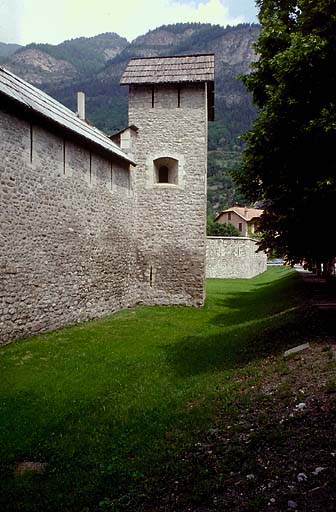 La tour Clarian (flanc droit) et courtine adjacente. Au fond, réduit de la porte de Savoie.