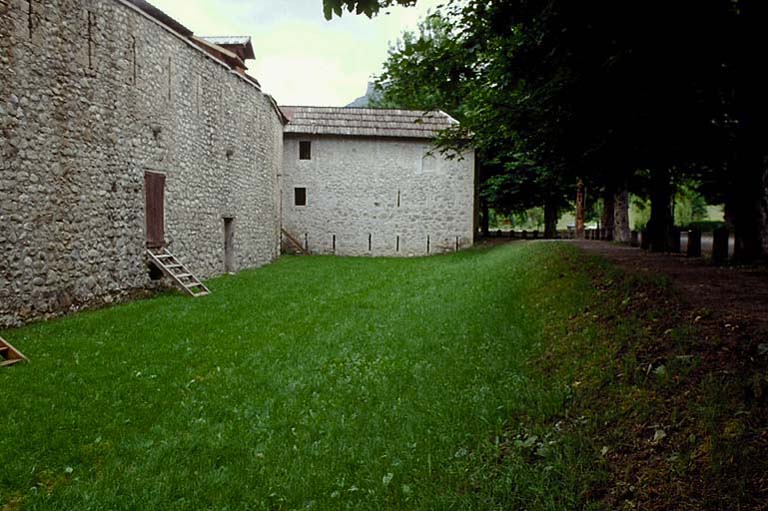 Front sud-est. Courtine et tour Dauphine vues du sud.