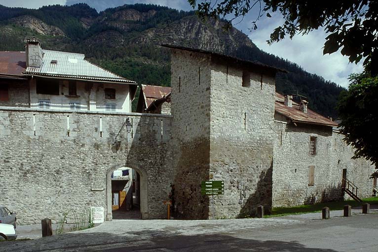 Front sud-est. Tour Gravier et passage dit porte de la Boulangerie.