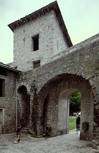 Vue intérieure du passage dit porte de la Boulangerie. A gauche, l'arrière de la tour Gravier. Remarquer les arcs en décharge portant le chemin de ronde.