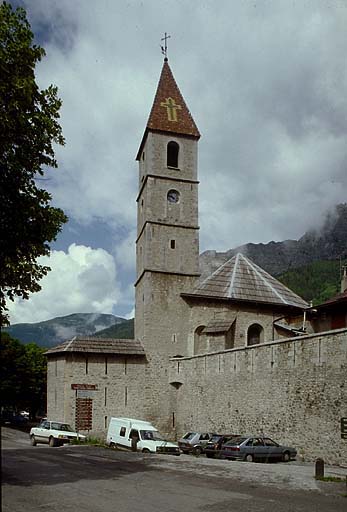 Le front sud-est vu obliquement du nord-est. A droite, la tour Gravier. A gauche, l'église et la tour de la Sacristie.