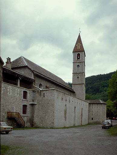 Front sud-est vu obliquement depuis la face gauche du réduit de la porte de France (au premier plan, à gauche). L'église et la tour de la sacristie.