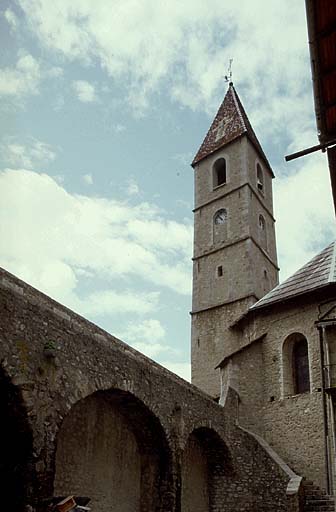 Front sud-est. Le revers de la courtine vu du nord-est depuis la porte de la Boulangerie vers le choeur de l'église. Remarquer les arcs de décharge portant le chemin de ronde.