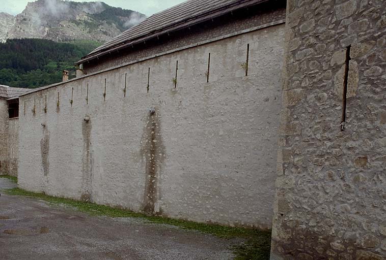 La porte de France vue obliquement depuis la tour de la Sacristie.