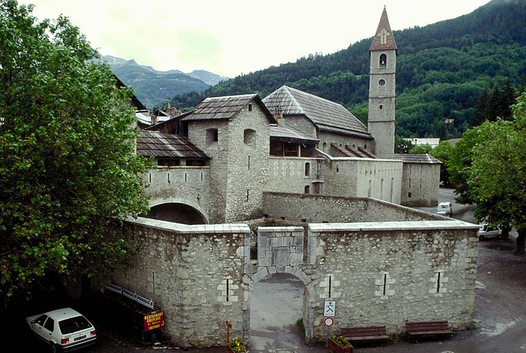 Partie sud. Au premier plan, le réduit et la porte de France. Au deuxième plan, l'église et la tour de la sacristie.