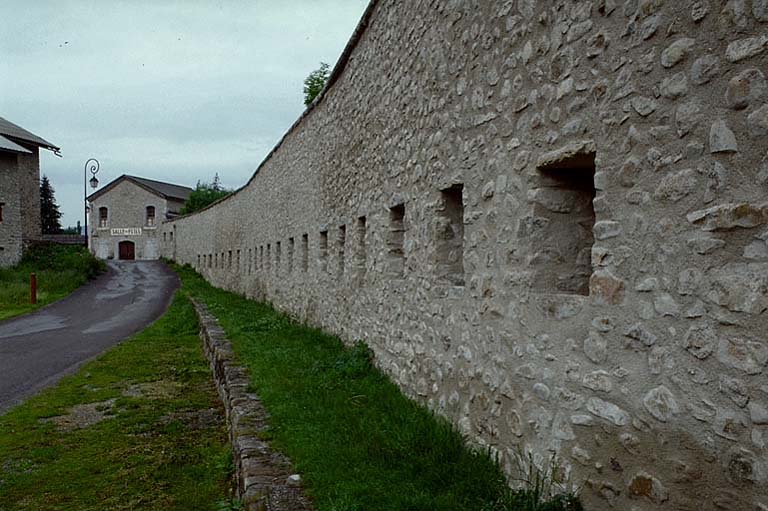 Partie nord-ouest. Vue intérieure de l'enceinte prise obliquement vers le sud. Au fond, l'ancien arsenal.