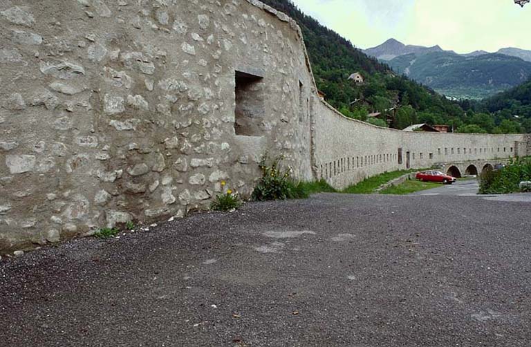 Partie nord-ouest. Vue intérieure de la muraille prise obliquement vers le nord.