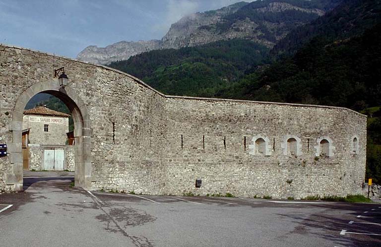 Rentrant nord-ouest et passage dit porte des Tennis.