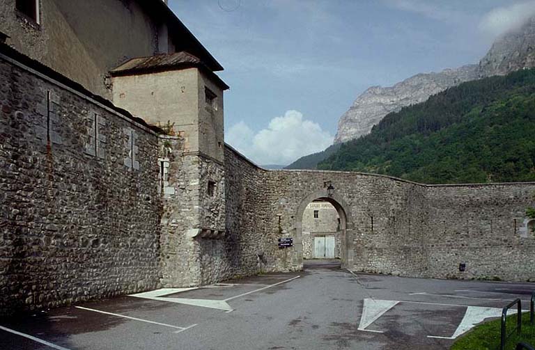 Rentrant nord-ouest vu du nord. A gauche, l'arrière de la caserne Gassendi et le bâtiment des latrines. A droite, le passage dit porte des Tennis.