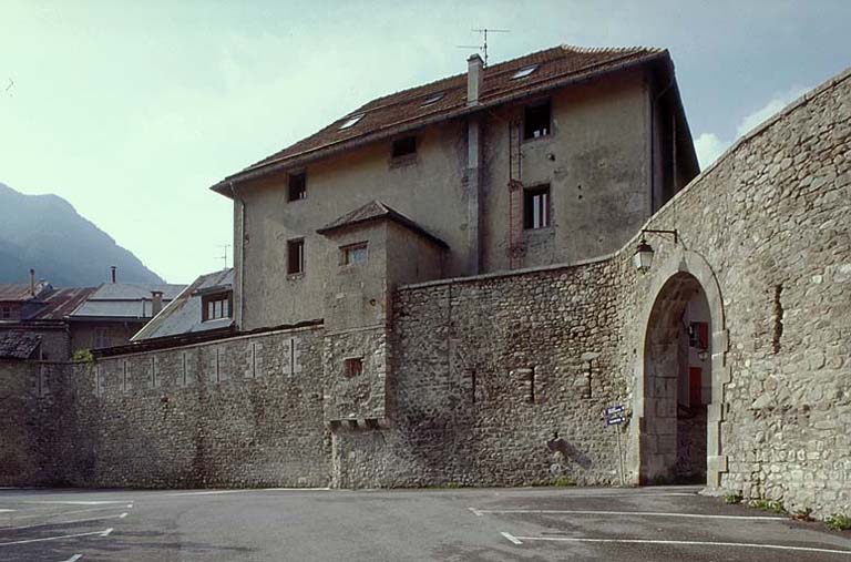 Rentrant nord-ouest vu de l'ouest. Au centre, l'arrière de la caserne Gassendi. A droite, le passage dit porte des Tennis.