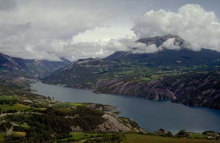 Vue lointaine du site et de la vallée de l'Ubaye prise du nord-ouest.