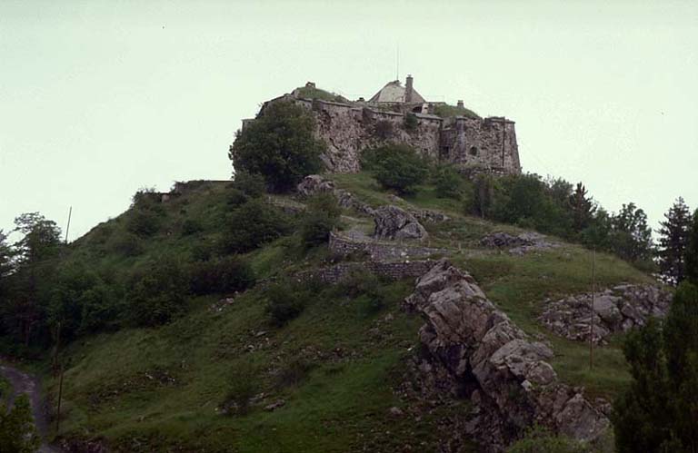 Le fort vu du sud-est. Route d'accès, glacis sud-est et front 1-2.