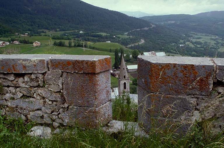 L'église du village prise par une embrasure de la courtine sud-ouest.