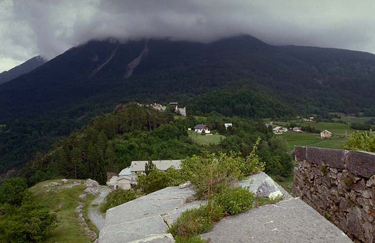 Vue prise du bastion 2 vers le sud-est. Au deuxième plan, la caserne Courtigis et, derrière, la redoute du Chaudon. Au fond, les pentes de Dormillouse.