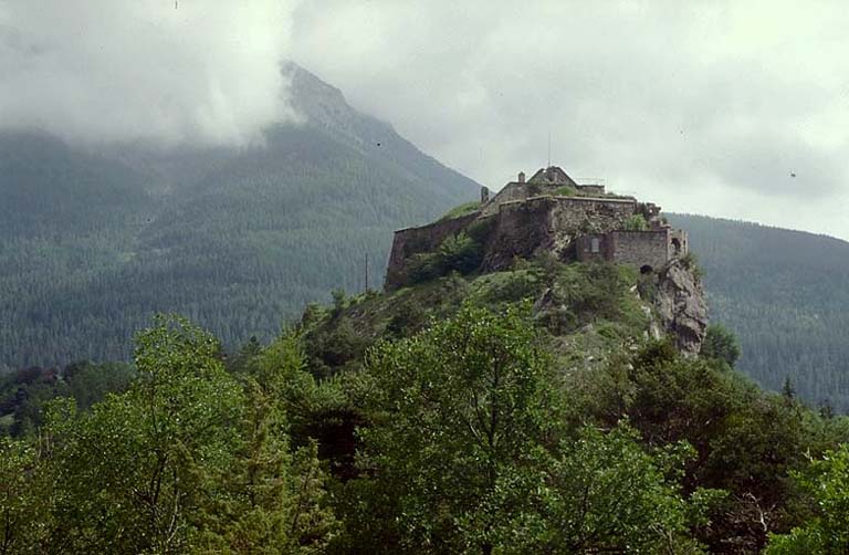 Le fort vu du nord. En avant, ouvrage de la porte de secours.