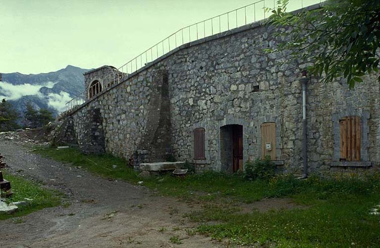 Bâtiment A. Façade. A l'arrière, à gauche, traverse G.