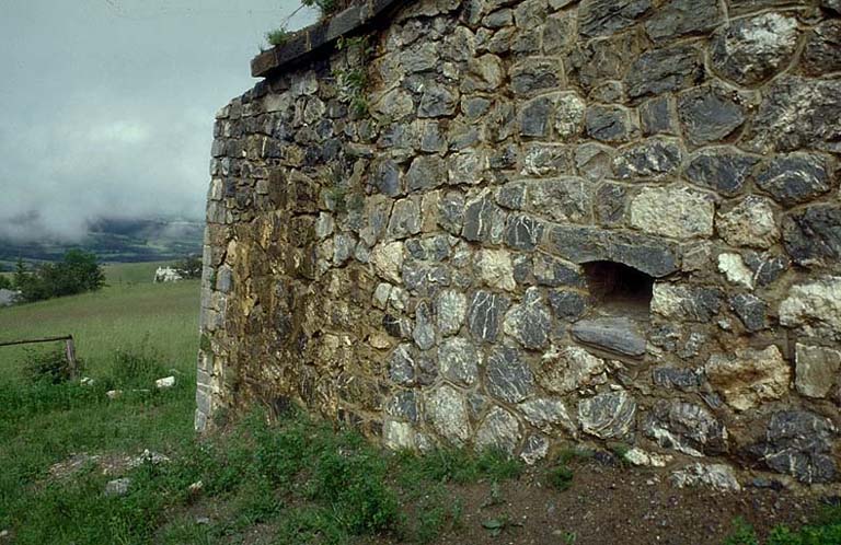 Détail de l'escarpe de la face sud-est.